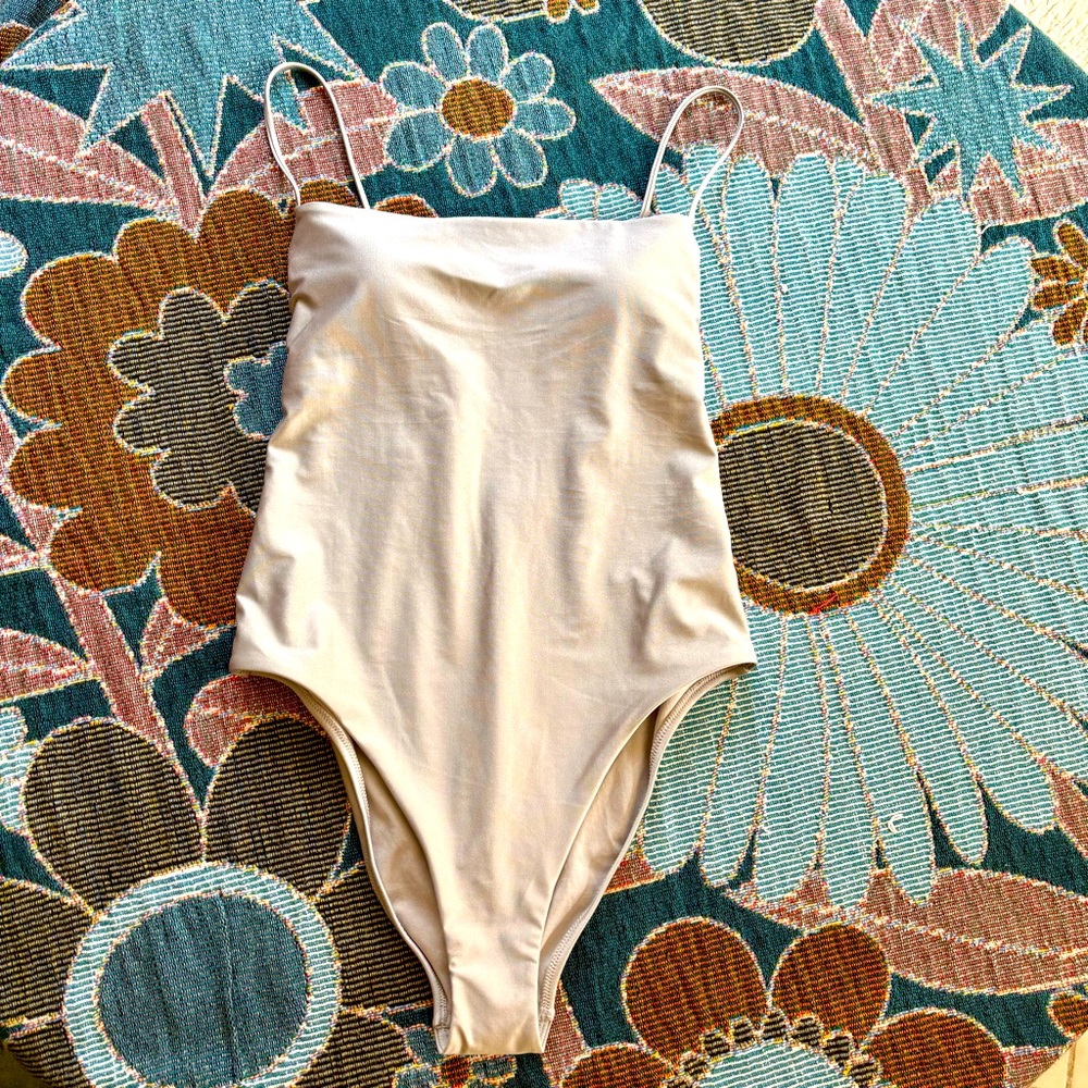 Shade & Shore ⛱️🌊‎  Silver One Piece Bathing Suit NWT size Medium (8-10) 🩶🩶🩶